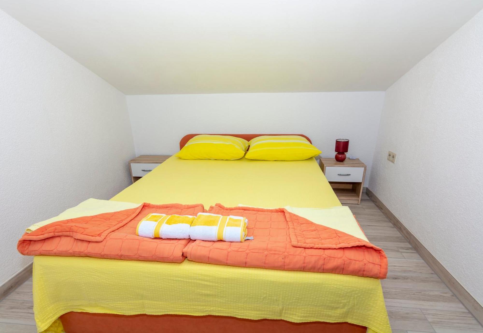 Apartmani Filip Pag Town Exterior photo